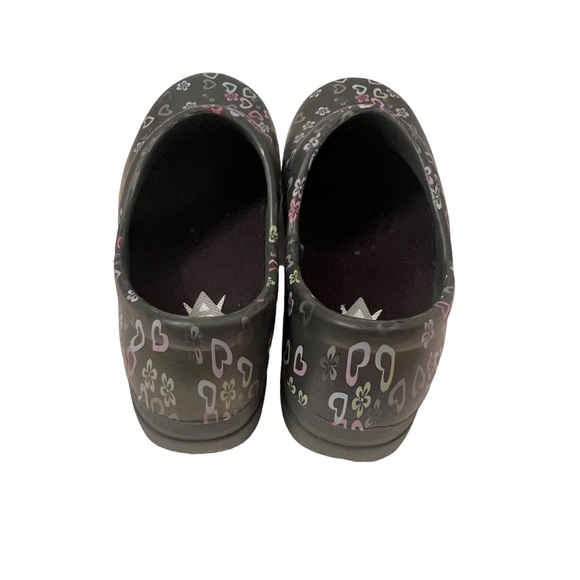 Anywhere Women’s Black Clogs With Hearts and Flowers Size 5 - Picture 4 of 6